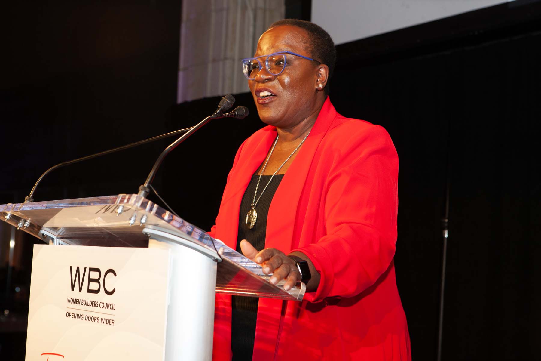 A woman gives a speech at a Vantage event.